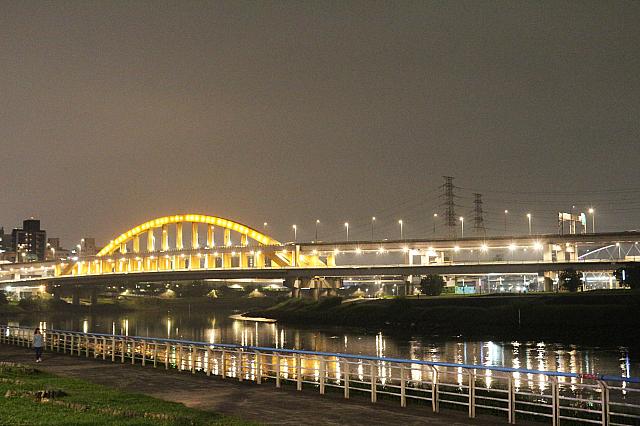 水面に移る橋の景色はなんともロマンチック！