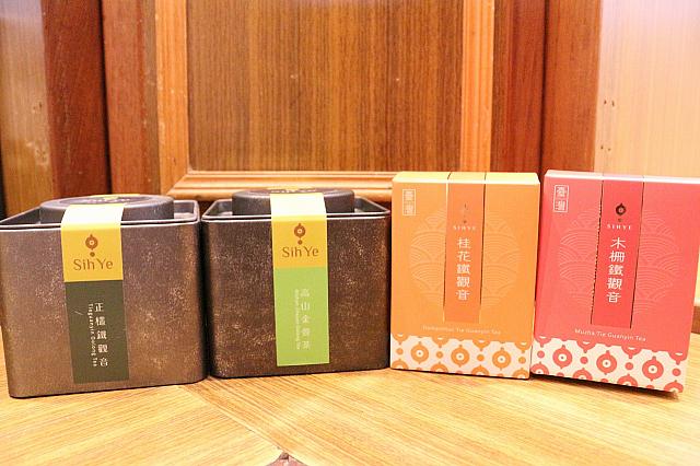 茶葉350〜550元。黒い箱入りがランクの高いものだそう