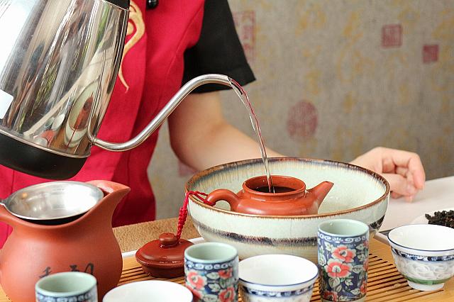 茶器をお湯で温めて…