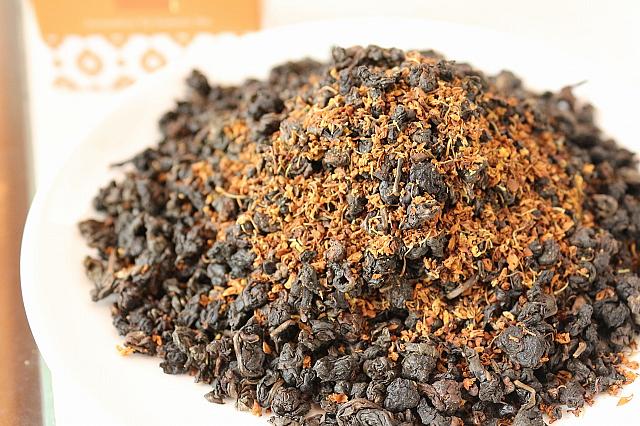 金萱茶で作った鉄観音茶、モクセイの花ともにこの土地のもの。ご当地でいただくお茶は格別の味わい！