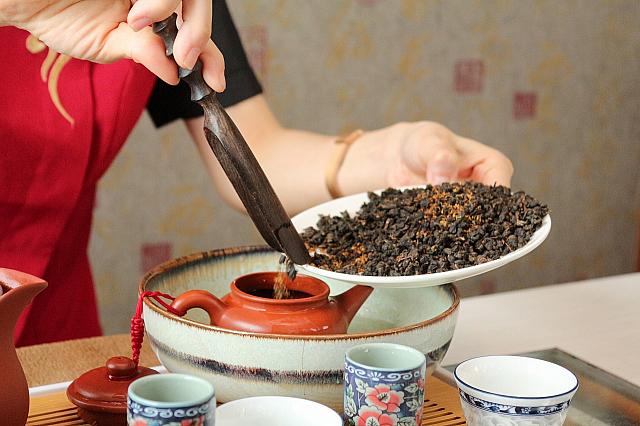 茶壺の3分の1くらいまで茶葉を入れます