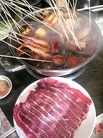 肉はもちろん、赤々とした柔らかい牛がおすすめ。