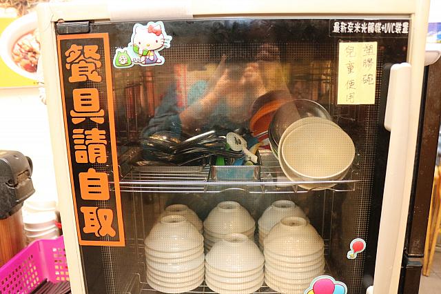 食器はセルフサービスなので、必要あれば自分で持っていきましょう。子供用の食器やベビーチェアもありました☆