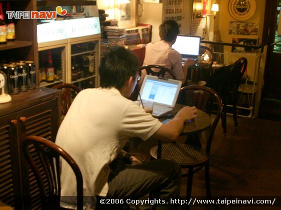 カフェ：ここだけちょっと異質なオシャレさ漂ってマス。でも人情だけは共通でした～。