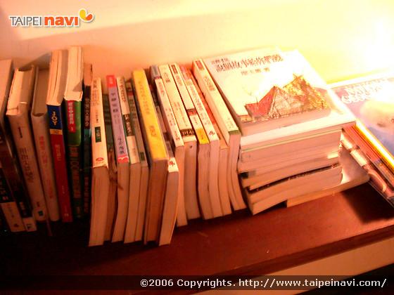 ◆ 棚の上には本がありました。中国語
ですが、ご自由にお読みください～