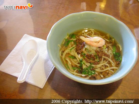 担仔麵」 (そぼろ肉の麺・タンズーメン)　50元
これが、かの有名な「担仔麵」です！！ 