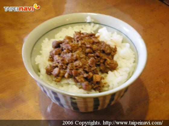 「肉燥飯」（そぼろ肉どんぶり）　35元