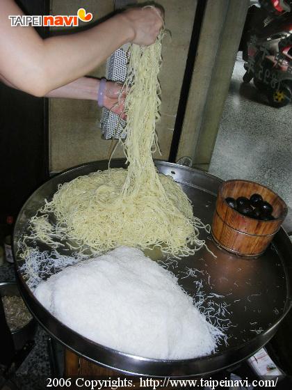 麺は、黄色の普通の中華麺のほかに、ビーフン「米粉」もあります。