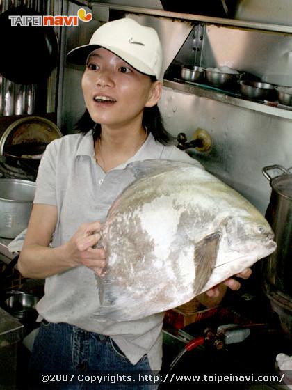 おっきいマナガツオを手に笑顔の曾さん