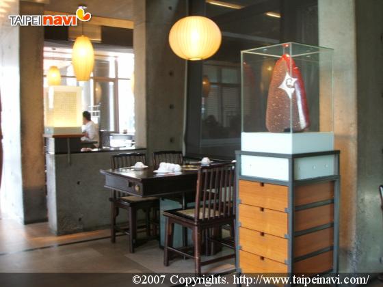 ・台湾現代作家の作品【店の中のガラスケースに入れて展示されている】