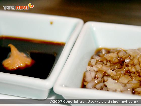 タレは2種類
（醤油＋マスタード／醤油＋オニオン）