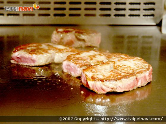 外はサッと焼いて焦げ目をつけ、
うまみをとじ込めます