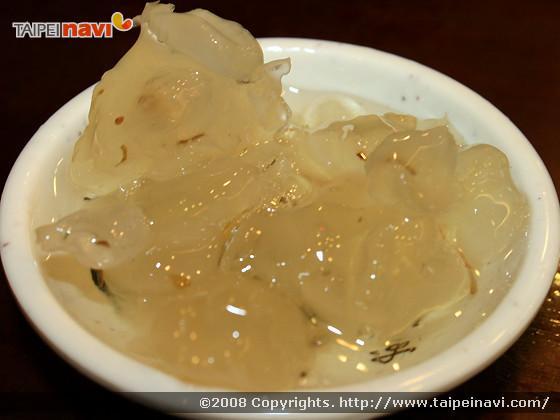 天山雪蓮。漢方の一種だそうですが、ナタデココのような食感とイモの味。これは食べてみる価値あり！
