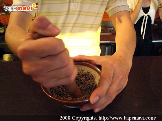 普通はお客さんが自分ですります。これは撮影のため特別にお願い。