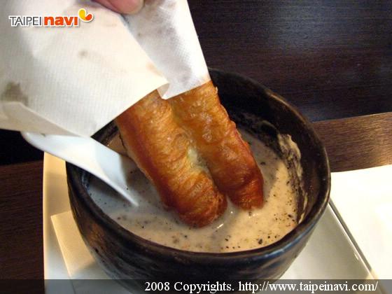 油條を浸して食べてみます。 