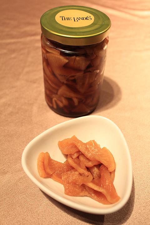 おいしい大根の漬物（280元/1瓶）、レストランで販売されています