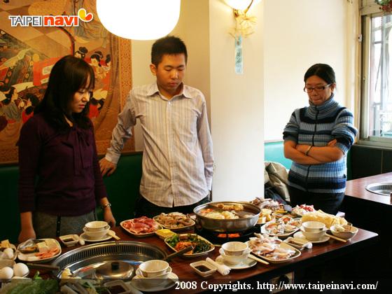 こんなにどうしよう…「とりすぎちゃったかも…」と思ったら、すぐに返却しましょう。食べ残しが多い時は罰金が科されますよ。