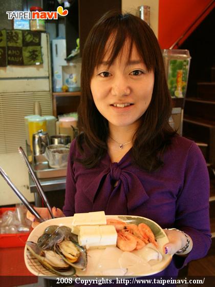 女性らしく、お皿に盛りつける食材もきれいに配置しています。