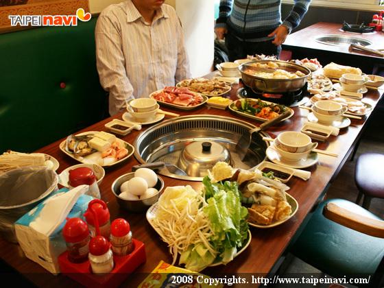 机に満満と並べられた鍋と焼き肉の材料たち。