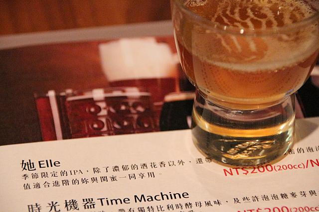 ほんの少しだけ味見しました、だからコップは極小サイズです、美味しい♪