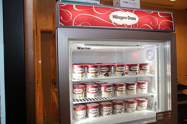フロント横ではハーゲンダッツを販売中