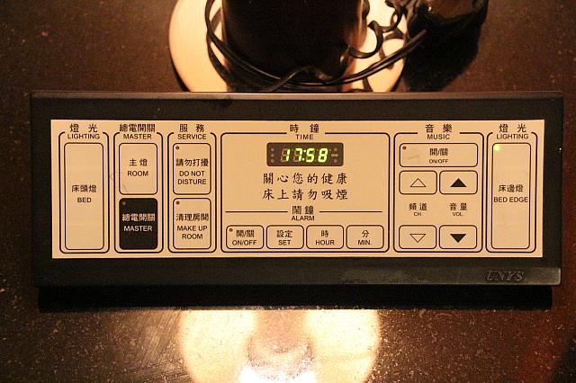 電気コントロールや目覚まし時計もあります
