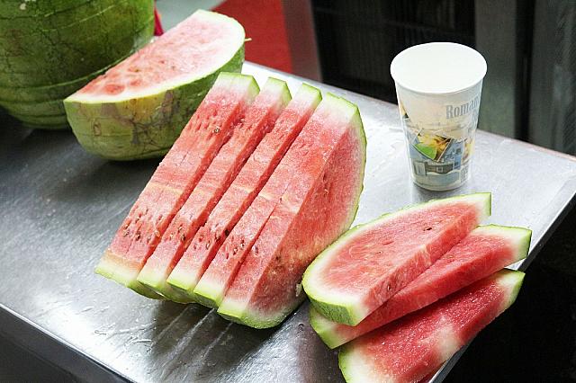 新鮮なフルーツをその場でカット
