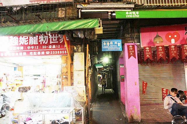 この細い路地の先がトイレです