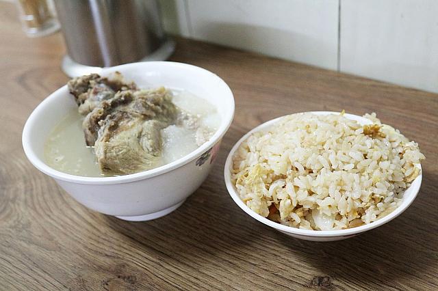 排骨湯70元、蛋炒飯20元。見た目は地味なのに激ウマ〜！