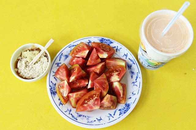 薑汁蕃茄50元、木瓜牛奶50元。
醤油にデンプンや砂糖を加え、とろみと甘みを加えた醬油膏に、梅粉（これも甘みの強い梅味の粉）とすりおろしたショウガを加えたタレ