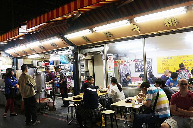 左に曲がるとローカルフードが充実