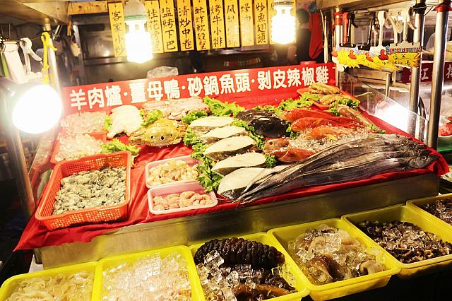 梧州街には海鮮居酒屋がズラリ