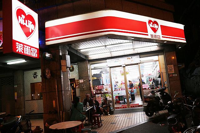 コンビニ、スーパーもあり