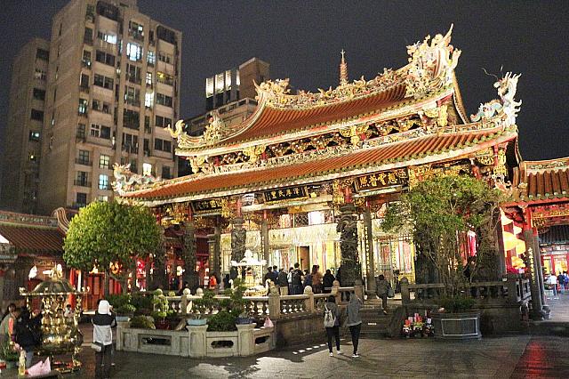 夜の龍山寺もいいです