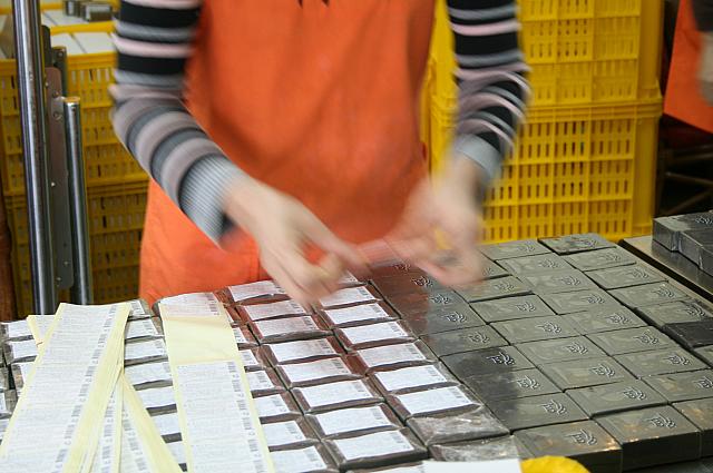 シールも手で貼ります。