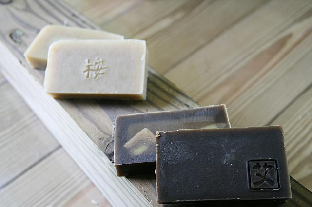 手前の黒いものが売れ筋のよもぎ（艾草)