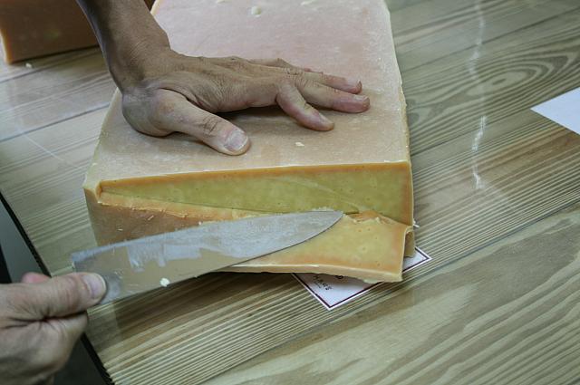 自然乾燥させるので、表面と中身の色が違います。