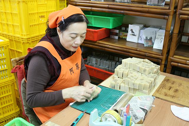 一つ一つ手で包みます。