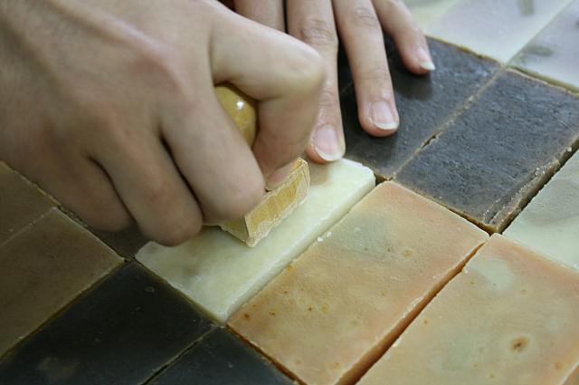 一つ一つ手で押します。