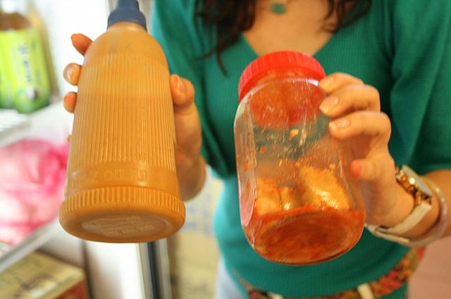 これが絶品の豆腐ようタレ！右が、素となる豆腐よう。