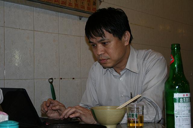 ビールに麺をすすりながら、パソコンをいじるお客さん