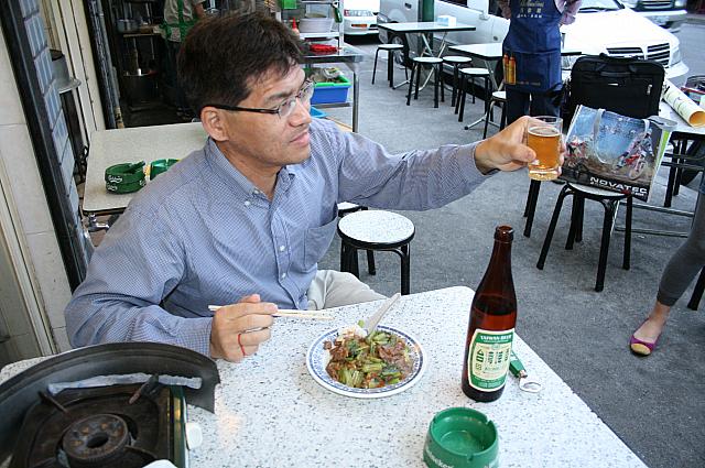 となりのお客さんとカンパーイ！