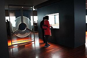玉のコーナーは、灯りを落としています