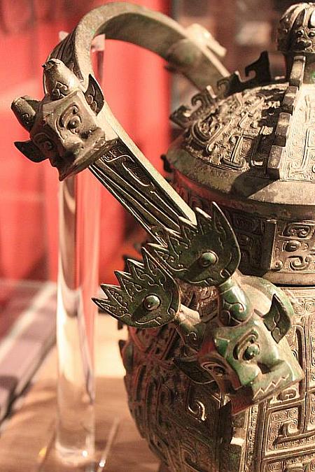 西周早期　召卣　酒器　古代のものは、到るところで架空の動物が描かれています
