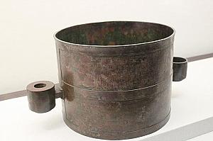 新　嘉量　量器
新代に莽王が改めて製作させた度量衡の新莽嘉量。現代の量器の基礎として、非常に貴重な文物なのです。
