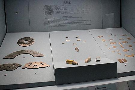 棺桶に入れて、死者とともに埋葬した玉、豚は財と富を握るとされました、当時は玉を所持することは徳性と品性を象徴したのです
