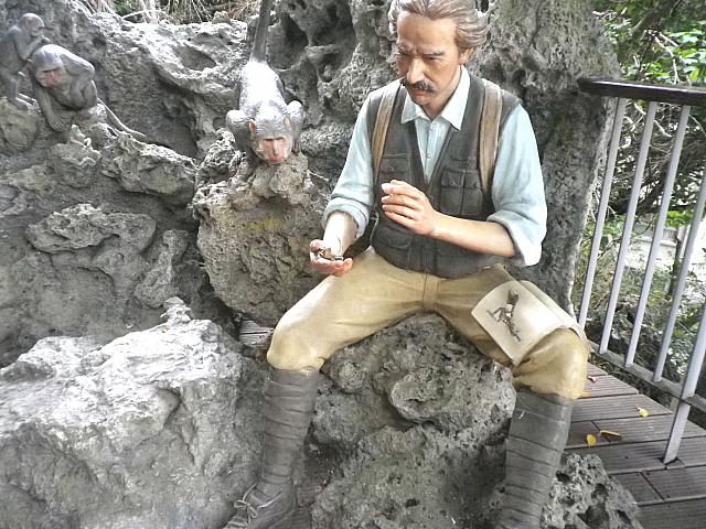 ロバート・スウィンホーの像。