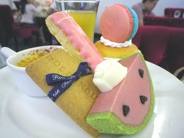スイカの形がかわいい！リボンが結ばれたクッキー、マカロンも。