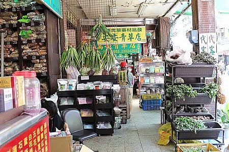 龍山寺のすぐ横には「青草茶」のお店がたくさんあります。