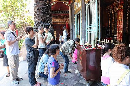 本殿前で熱心に参拝する方々